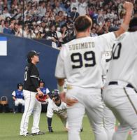 　８回、頓宮に適時二塁打を浴びた西村（左）＝撮影・北村雅宏