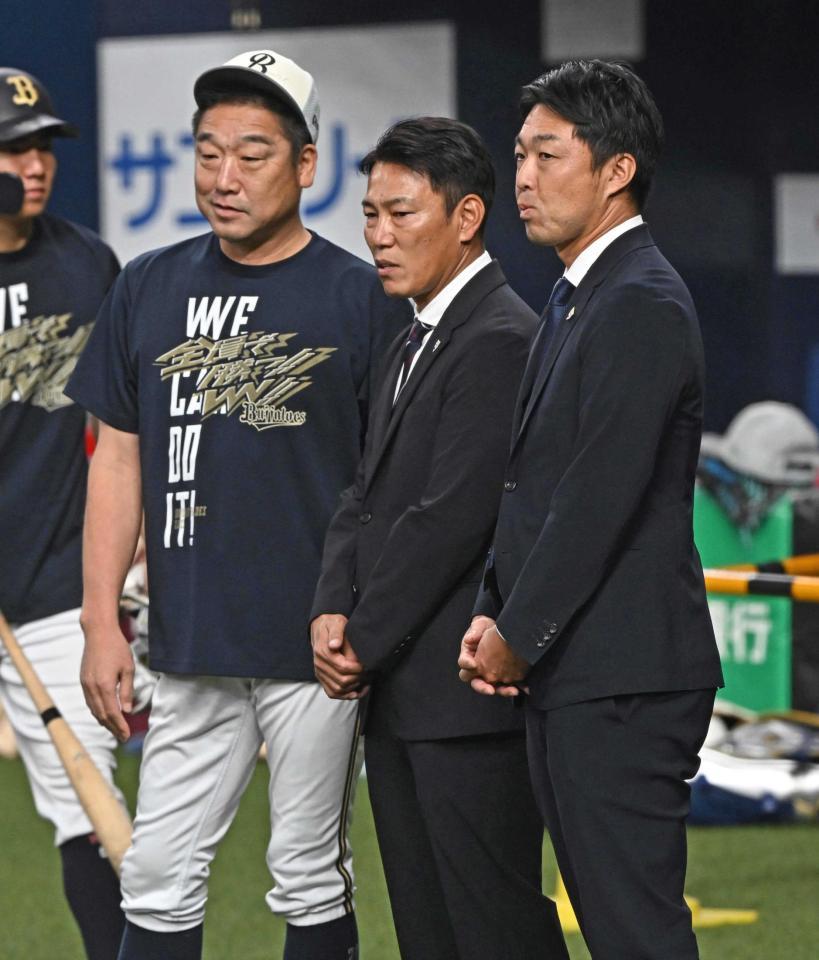 　試合前練習を見守る（左から）オリックス・中嶋監督、侍ジャパンの井端監督、吉見コーチ