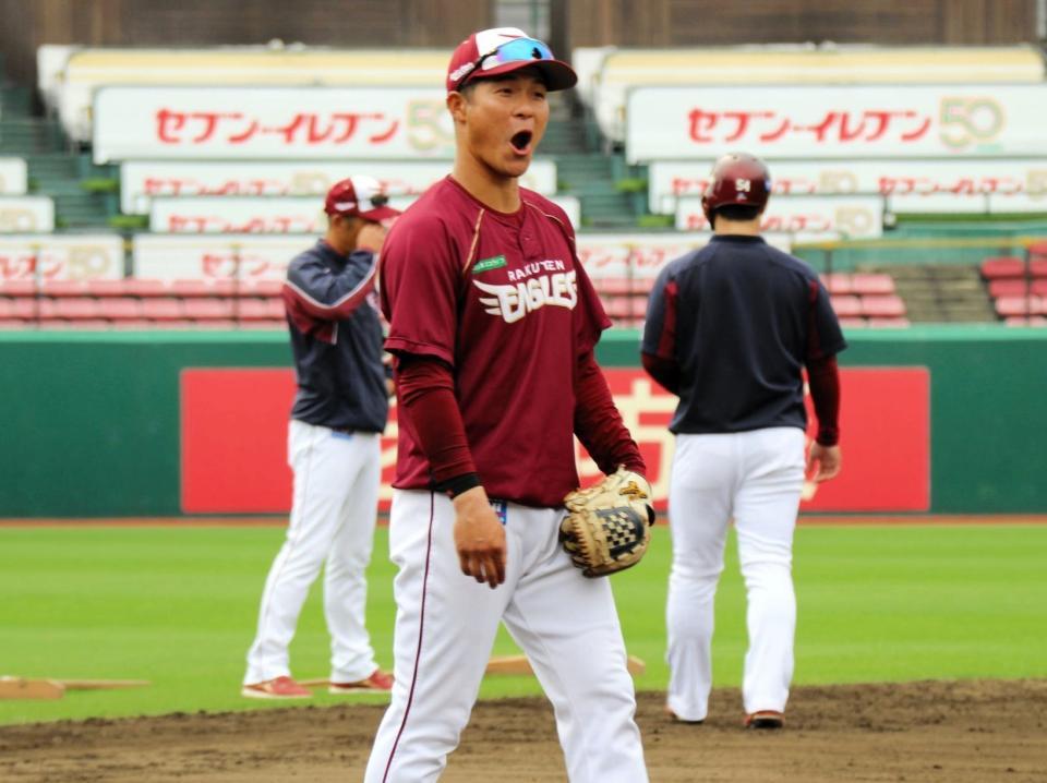 　秋季練習で声を出す茂木