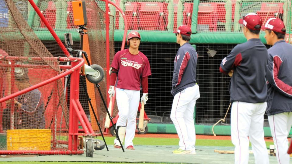 　練習中に会話する茂木（左）と今江監督（中央）