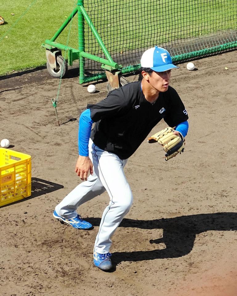 　秋季練習でノックを受ける北山