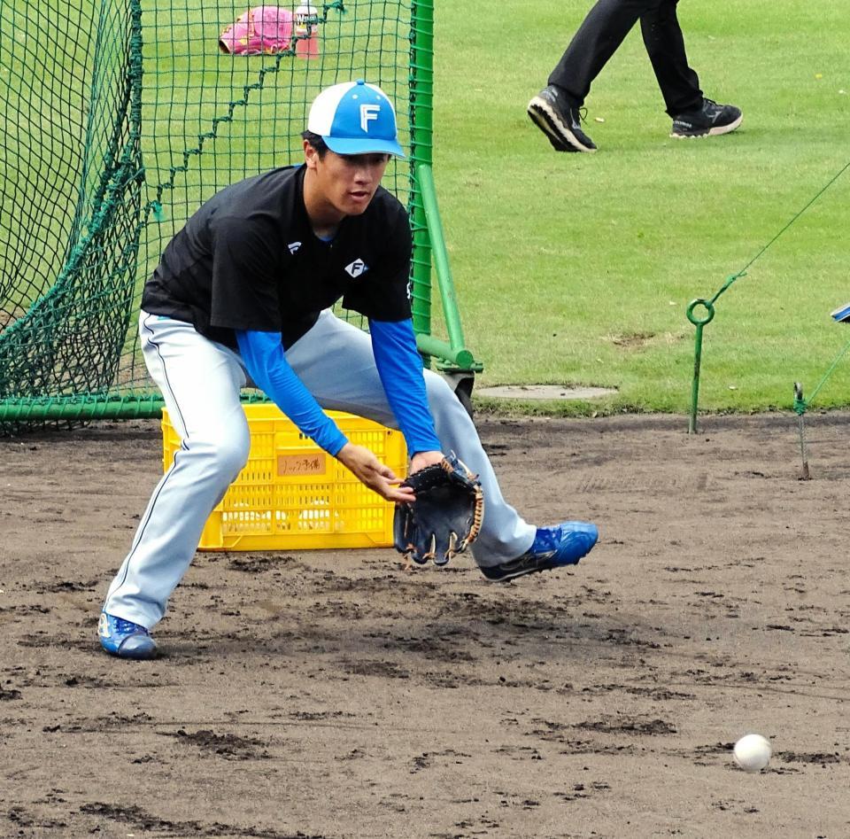 　秋季練習でノックを受ける北山