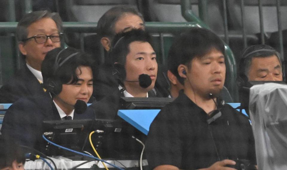 　実況席から試合を見守る戸郷（中央）＝撮影・高部洋祐