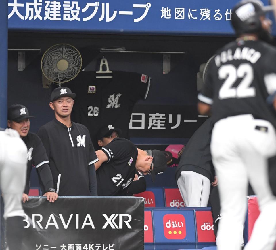 　１回、遊飛に倒れたポランコ（２２）とベンチの吉井監督（中央）＝撮影・北村雅宏