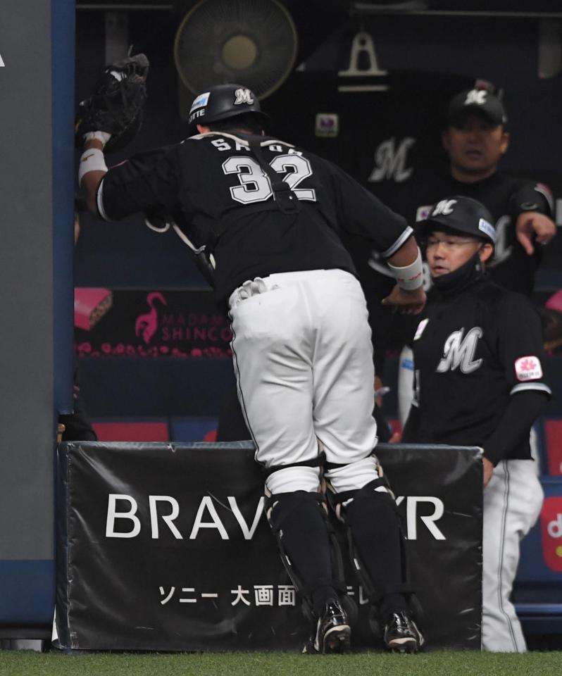 　１回、宗の邪飛を、ベンチ内をのぞき込むように捕球した佐藤都（撮影・北村雅宏）