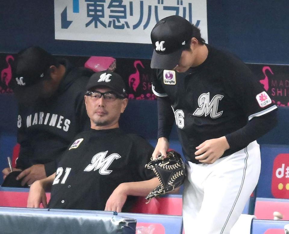 　２回、ベンチから試合を見つめる吉井監督。右はマウンドに向かう中森（撮影・堀内翔）