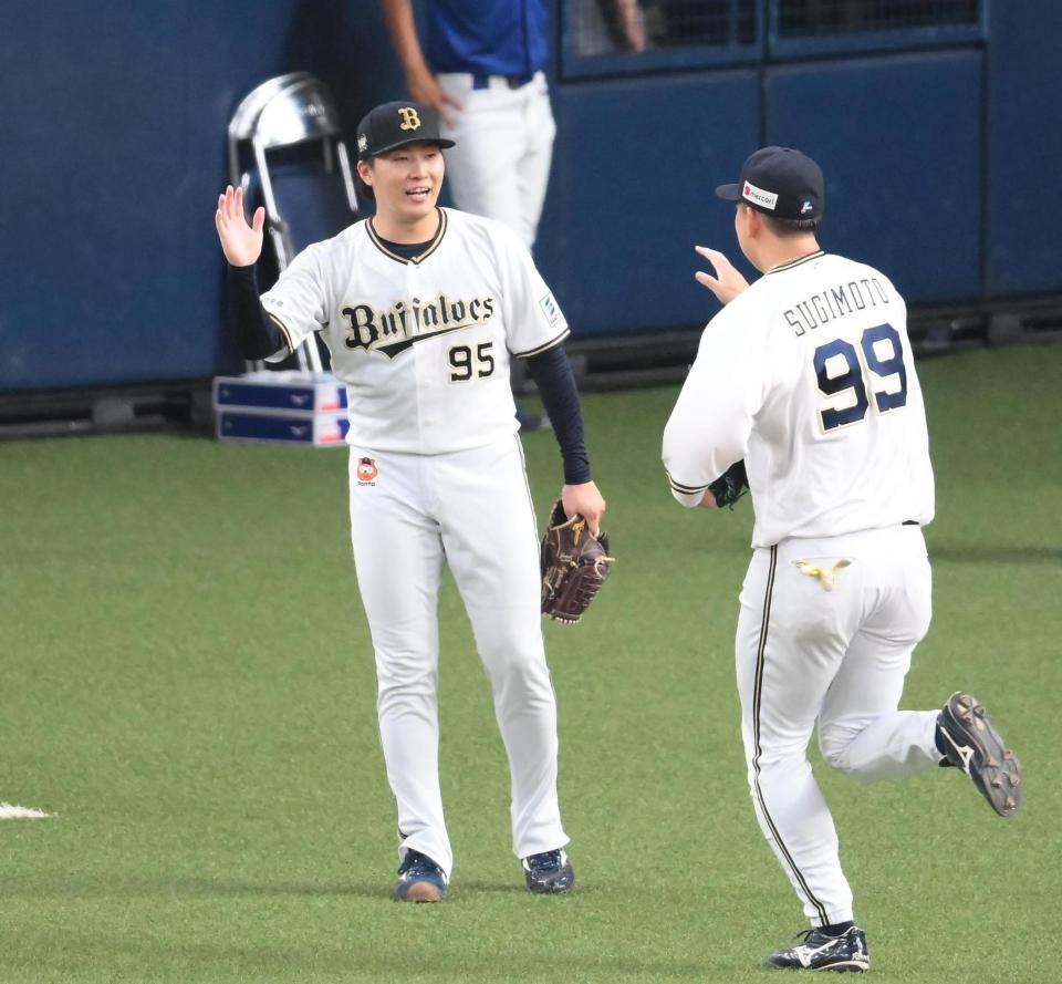 　５回、好守備を見せた杉本（右）を迎える東（撮影・堀内翔）