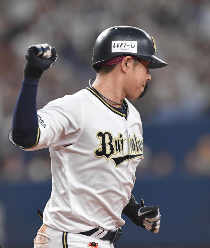 　８回、先制となる適時打を放ち、拳を握る若月（撮影・北村雅宏）