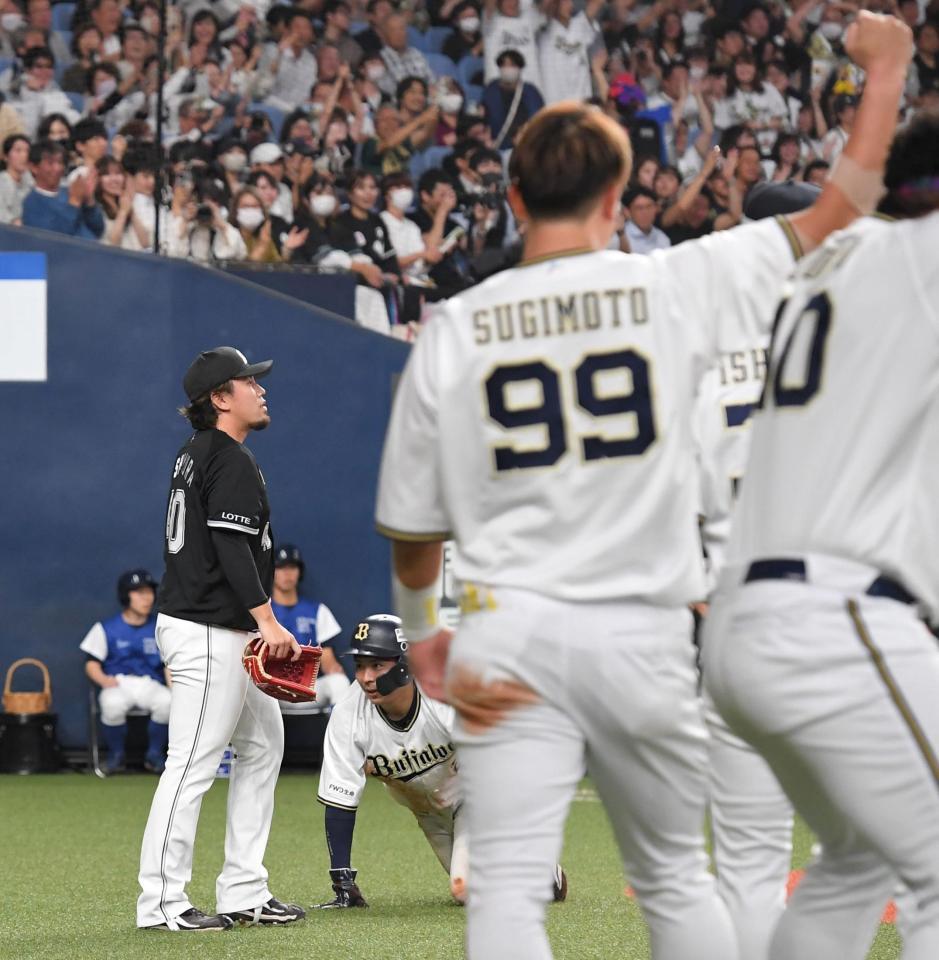 　８回、頓宮に適時二塁打を浴びた西村（左）＝撮影・北村雅宏