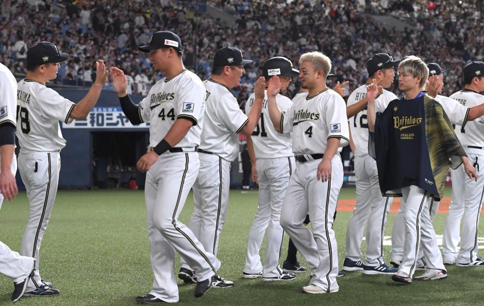 　ロッテに競り勝ち、ナインを迎える中嶋監督（左端）＝撮影・北村雅宏