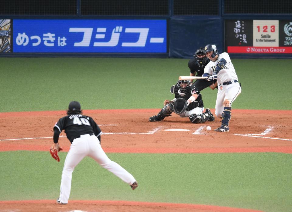 　８回、若月が勝ち越しの左前適時打を放つ（撮影・堀内翔）