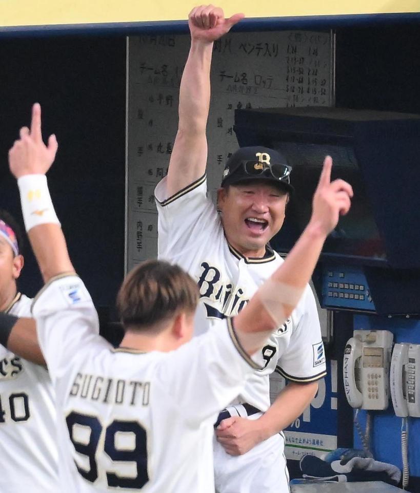 　８回、頓宮が適時二塁打を放ちガッツポーズをする中嶋監督（撮影・堀内翔）