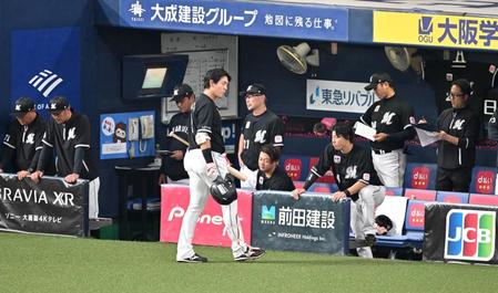 　６回表、安田（手前）が空振り三振に倒れ、厳しい表情の吉井監督（中央）