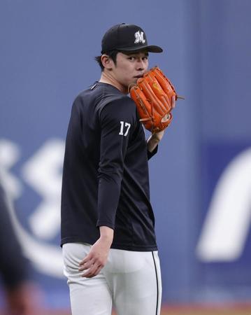 練習中、チーム関係者と言葉をかわす佐々木朗（撮影・坂部計介）