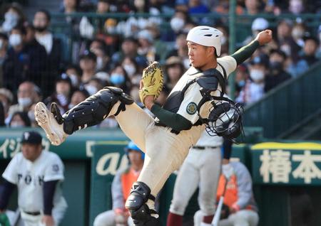 　大阪桐蔭戦の８回、好送球で二盗を阻止する報徳学園・堀＝３月３１日