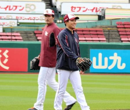 笑顔で練習する早川（右）