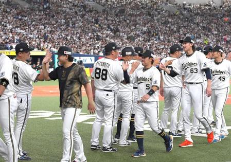 日本シリーズ進出を決め、ナインを出迎える中嶋監督（左端）＝撮影・北村雅宏