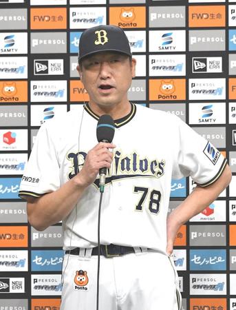 　インタビューに答える中嶋監督（撮影・北村雅宏）