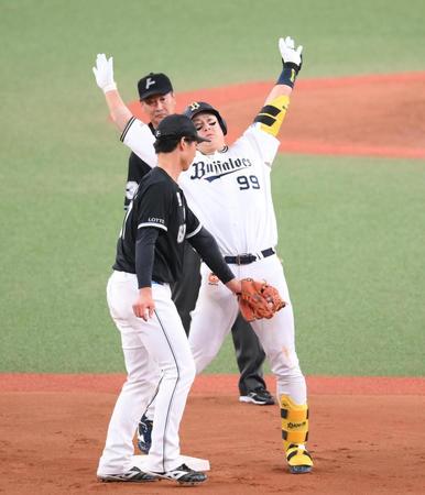 ６回、適時二塁打を放ち、両手を突き上げる杉本（撮影・堀内翔）