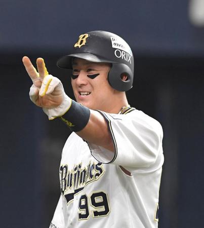 ６回、適時二塁打を放った杉本はベンチに向かってポーズを見せる（撮影・北村雅宏）