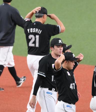 試合後のあいさつを終えてグラウンドを後にする佐々木朗。後方は吉井監督（撮影・堀内翔）