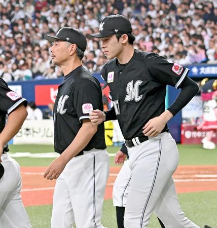 オリックスに敗れ、左翼席へあいさつに向かう吉井監督（左）と佐々木朗