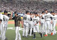 日本シリーズ進出を決め、ナインを出迎える中嶋監督（左端）＝撮影・北村雅宏