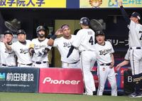 ６回、杉本のタイムリーで生還した森（４）を迎える中嶋監督らオリックスナイン（撮影・坂部計介）