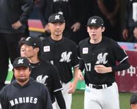 試合後、あいさつに向かう佐々木朗（右端）。中央は吉井監督（撮影・堀内翔）