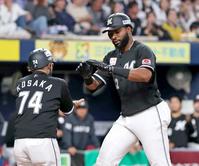 ９回、本塁打を放ち、小坂コーチ（左）に迎えられるポランコ