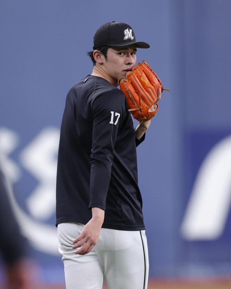 練習中、チーム関係者と言葉をかわす佐々木朗（撮影・坂部計介）