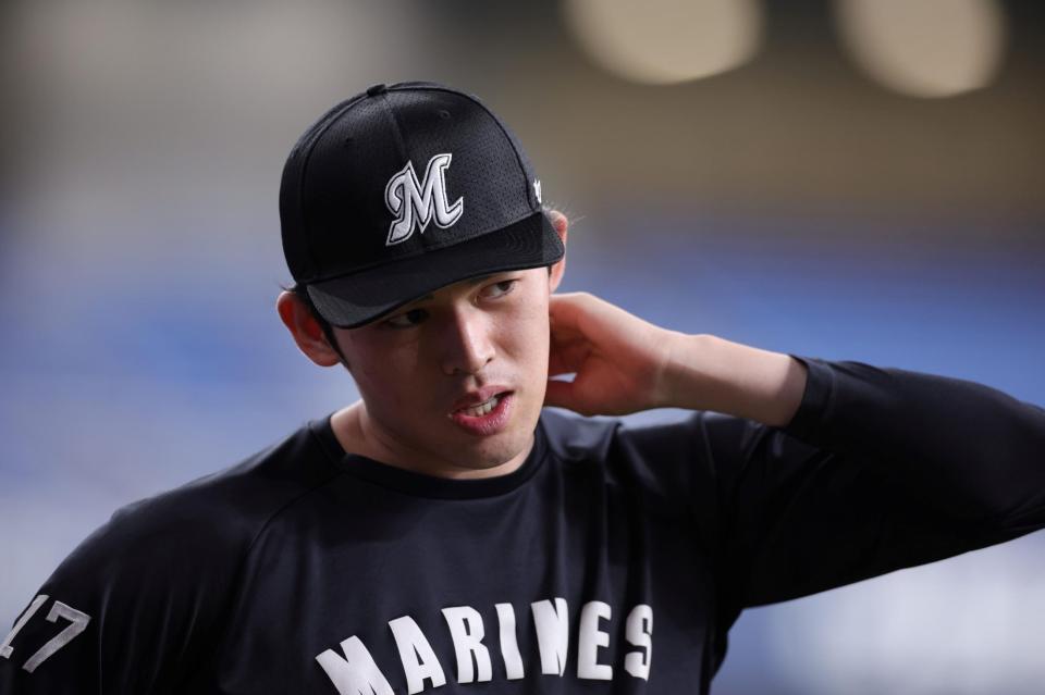 試合前、チームメートと話す佐々木朗（撮影・坂部計介）