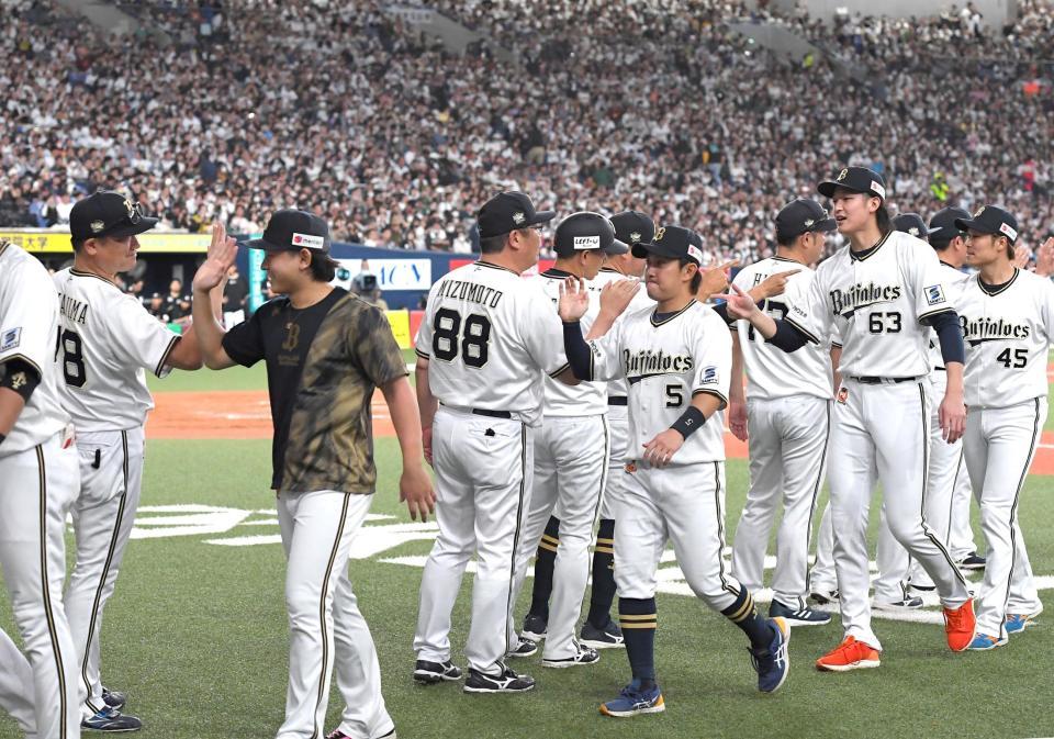 日本シリーズ進出を決め、ナインを出迎える中嶋監督（左端）＝撮影・北村雅宏