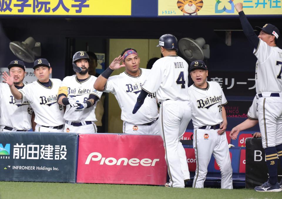 ６回、杉本のタイムリーで生還した森（４）を迎える中嶋監督らオリックスナイン（撮影・坂部計介）