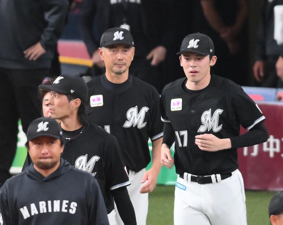 試合後、あいさつに向かう佐々木朗（右端）。中央は吉井監督（撮影・堀内翔）