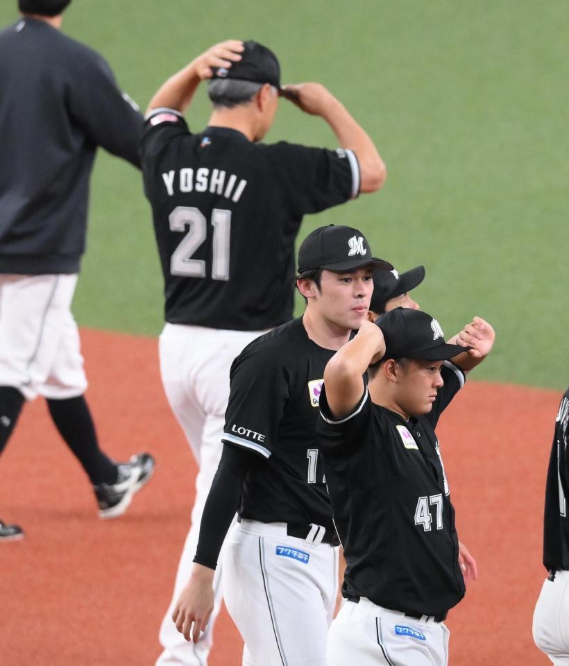 試合後のあいさつを終えてグラウンドを後にする佐々木朗。後方は吉井監督（撮影・堀内翔）