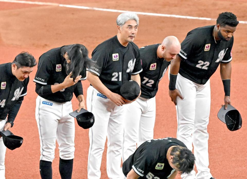 オリックスに敗れ、左翼席にあいさつする吉井監督（中央）ら