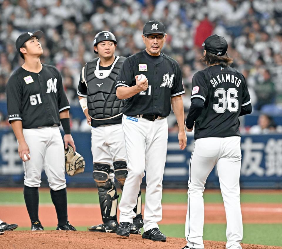 ７回、登板する坂本（右）にボールを渡す吉井監督（右から２人目）