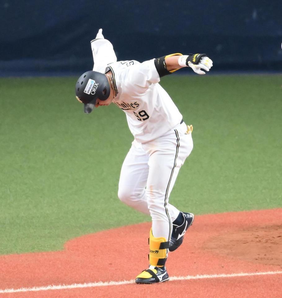 ８回、遊ゴロに倒れた際、足を痛めた杉本（撮影・堀内翔）