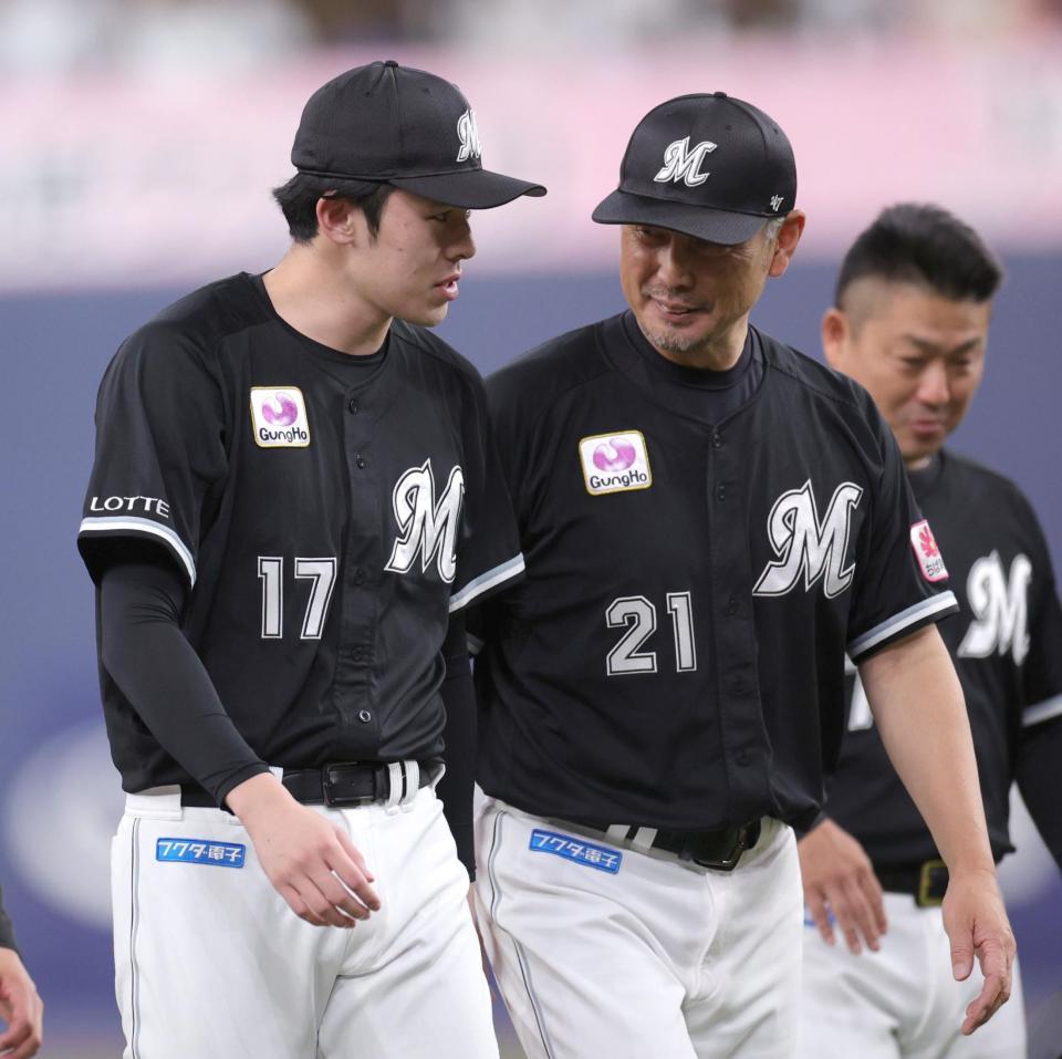 スタンドへの挨拶を終え、吉井監督（右）から声をかけられる佐々木朗（撮影・坂部計介）