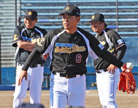 指導者向けの野球教室で、話をする日本代表の井端弘和監督。後方は左から今中慎二さん、里崎智也さん　※※　＝静岡県草薙総合運動場