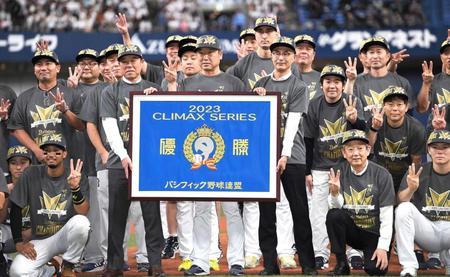 　ＣＳ優勝を果たして喜ぶ中嶋監督らオリックスナイン