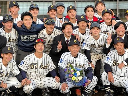 　花束を手に選手らと記念撮影をする東海大・井尻陽久監督（１列目右から２人目）