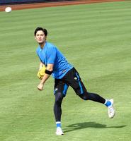 　キャッチボールする上原