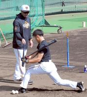 　中田歩（右）を直接指導する阿部監督（撮影・佐藤厚）