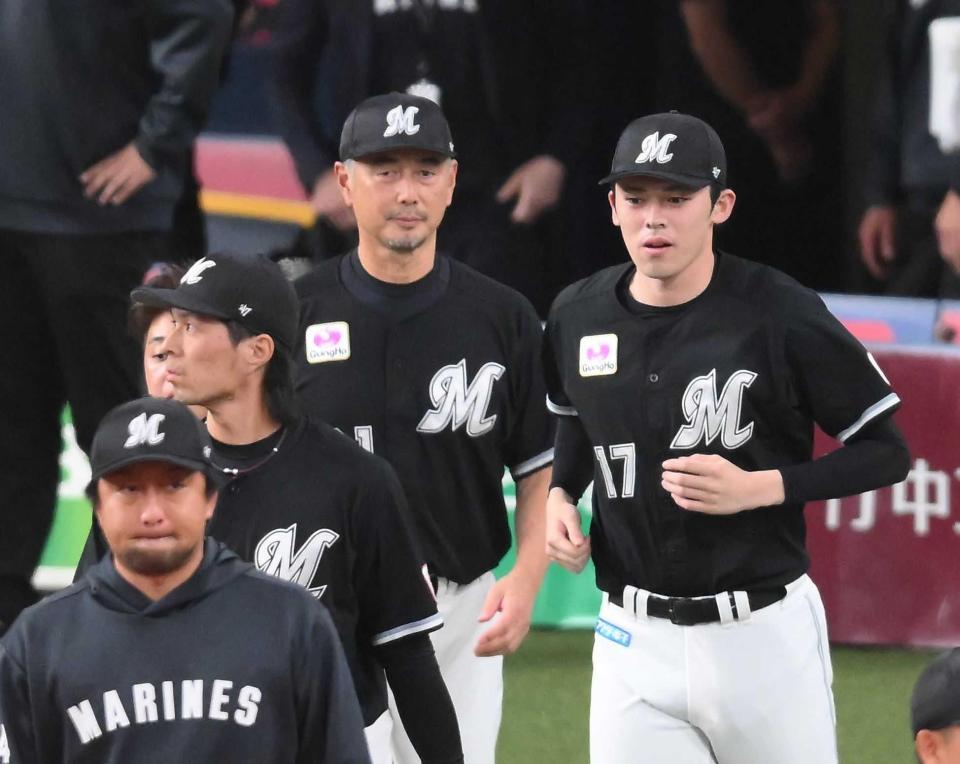 　試合後、あいさつに向かう吉井監督（中央）。右は佐々木朗