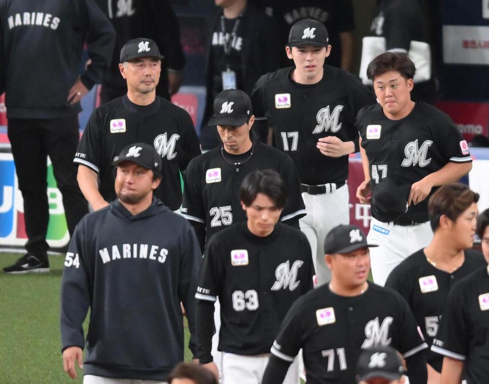 試合後のあいさつに向かう吉井監督、佐々木朗ら（撮影・堀内翔）