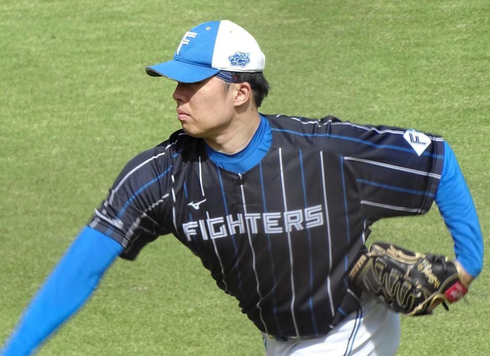 　秋季練習に参加し、キャッチボールする田中正