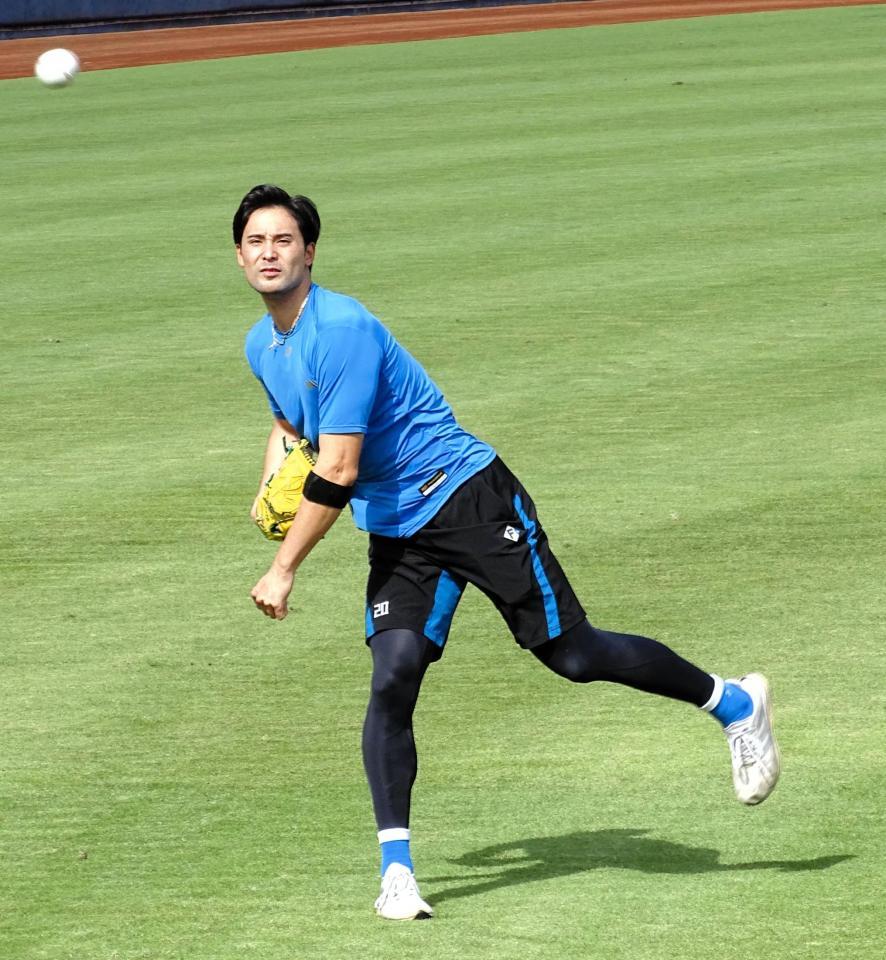 　キャッチボールする上原