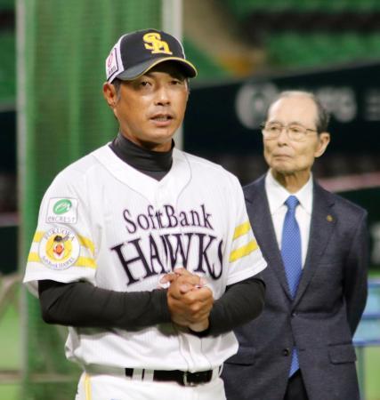 　練習前に選手らへ訓示するソフトバンクの小久保裕紀新監督。奥は王貞治球団会長＝２３日、ペイペイドーム